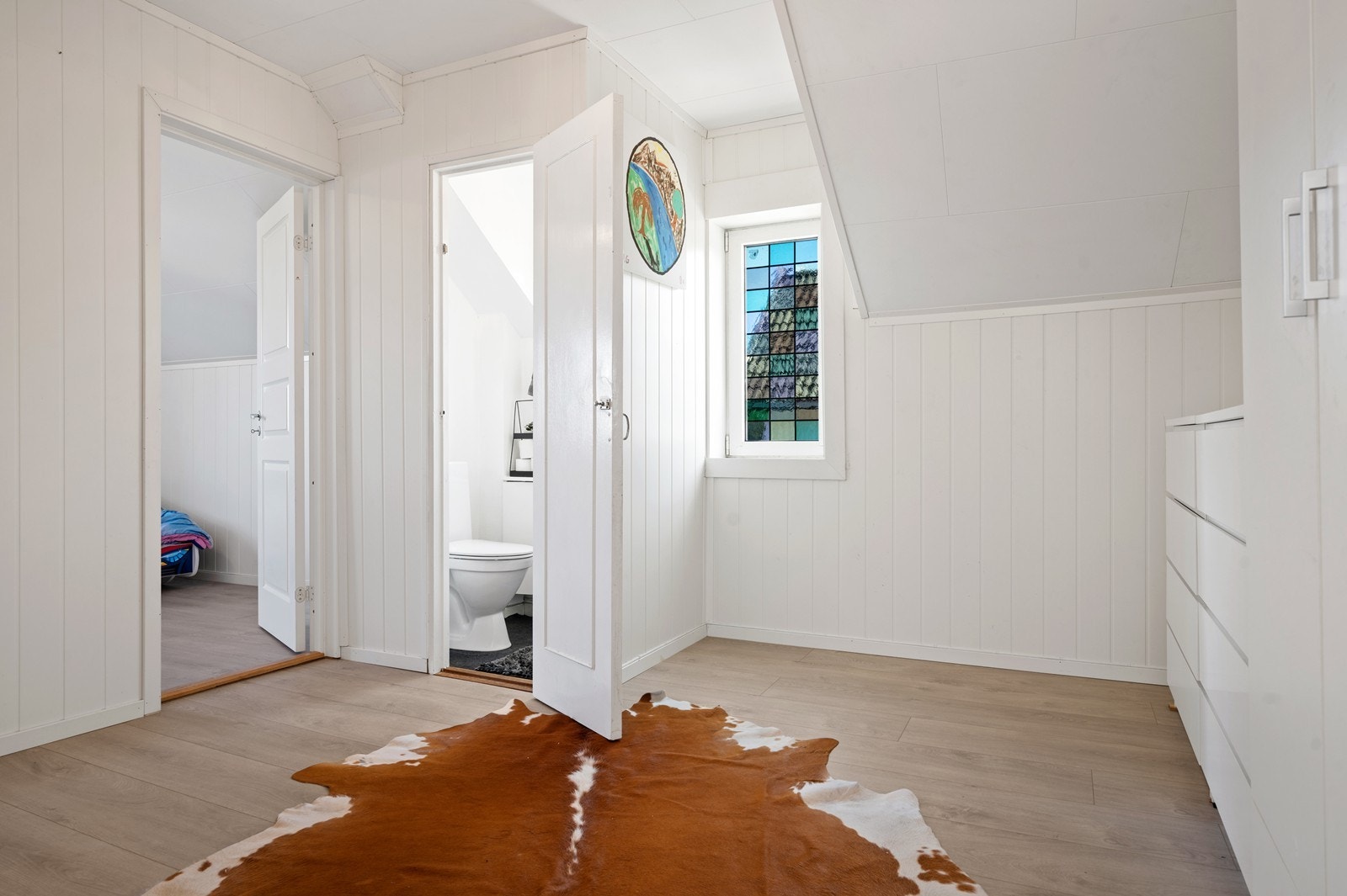 Boligen har 3 gode soverom. Dette soverommet er tilknyttet eget WC. Galleribilde