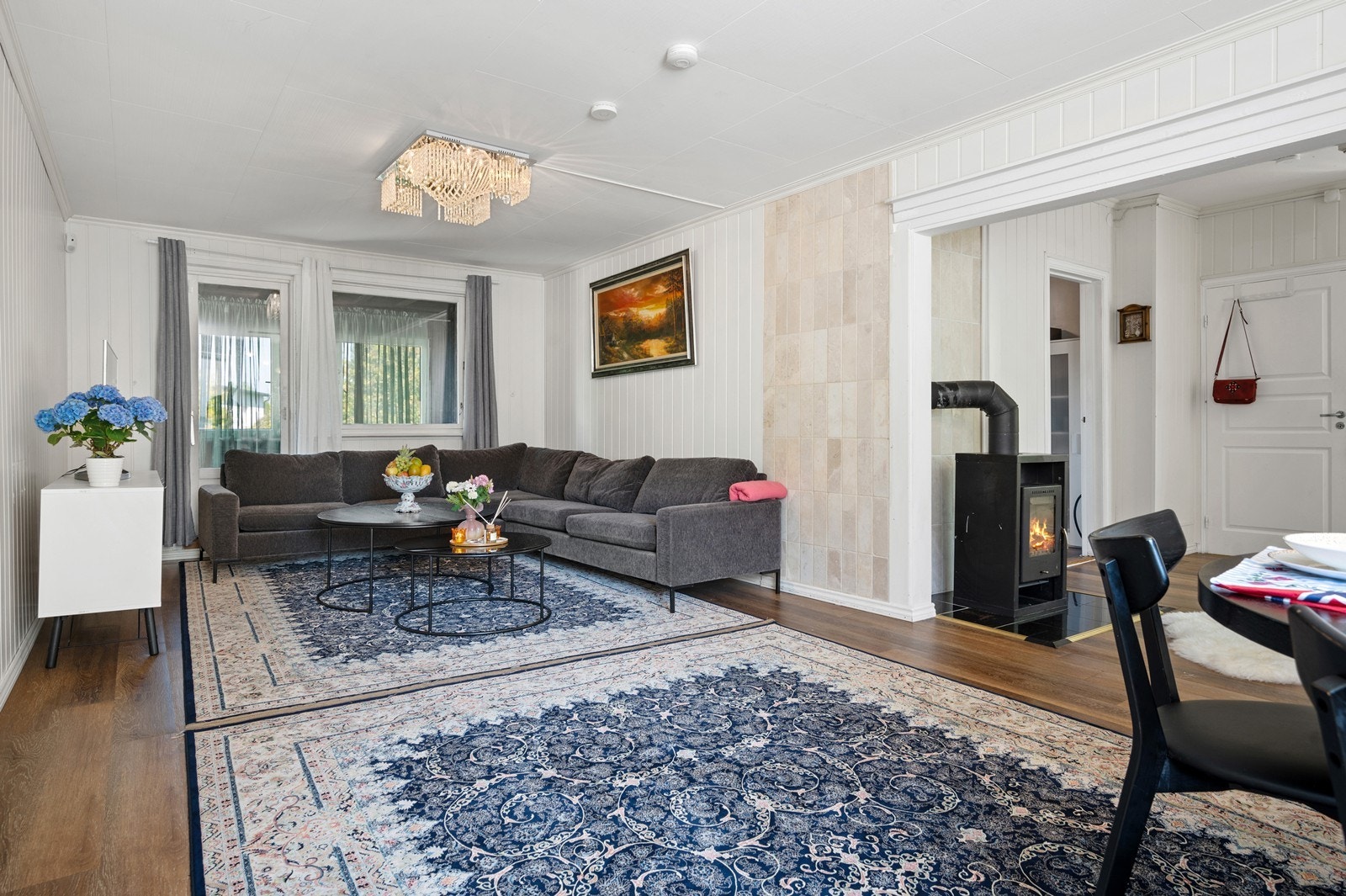 Stuen har gode innredningsmuligheter med plass til både sofahjørne og spisebord med stoler. Galleribilde