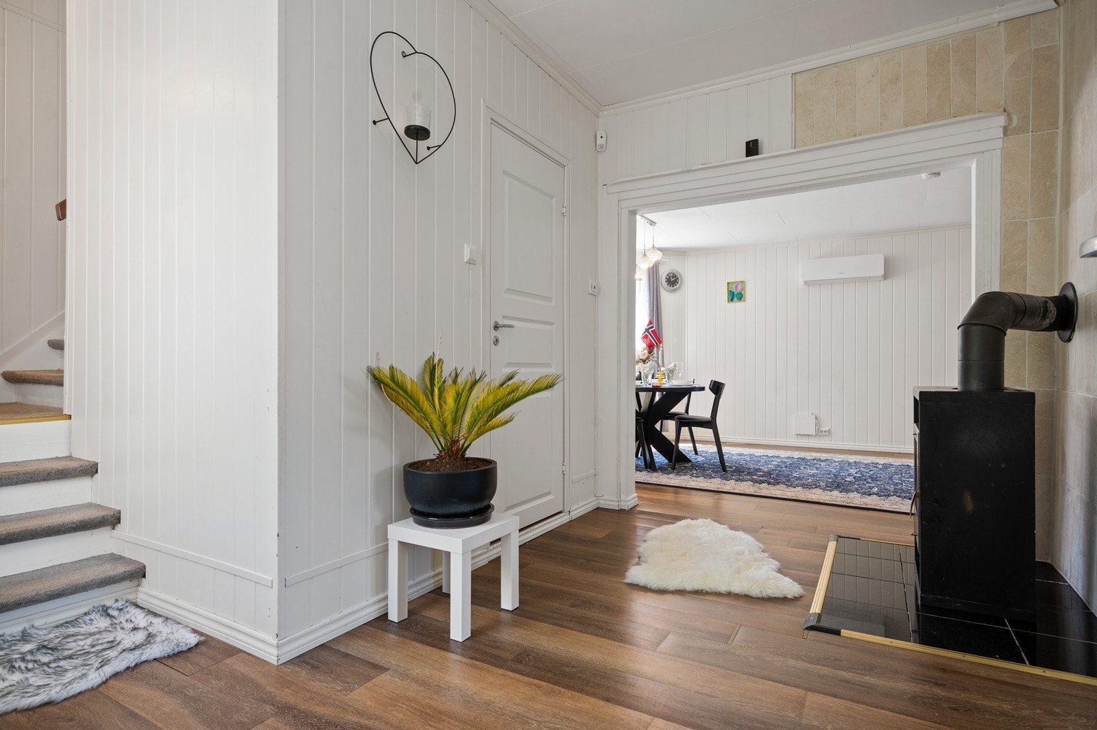 Gang. Romslig gang hvor det er plassert vedfyring. Dette gir god og lun oppvarming til boligen. Galleribilde