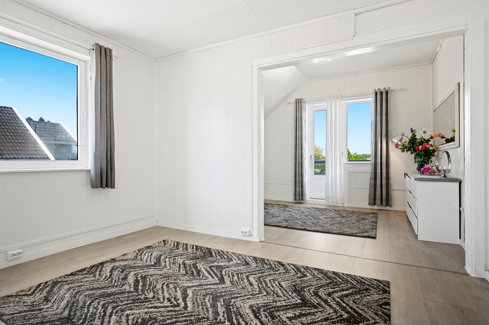 Soverom 3. Romslig soverom med plass til dobbeltseng og garderobeløsning. Galleribilde