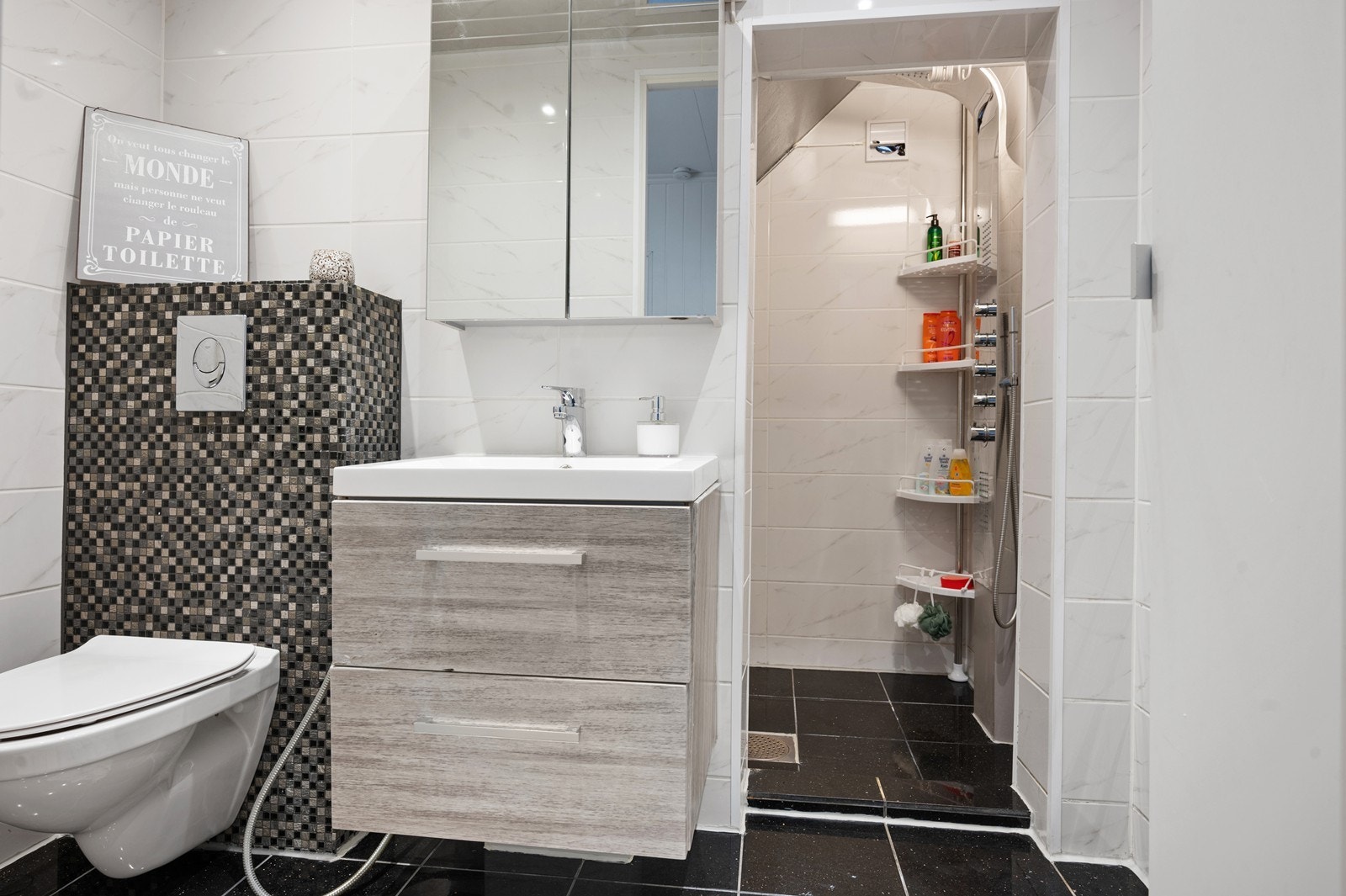 Badet er flislagt på gulv og vegger med varme i gulvet. Galleribilde