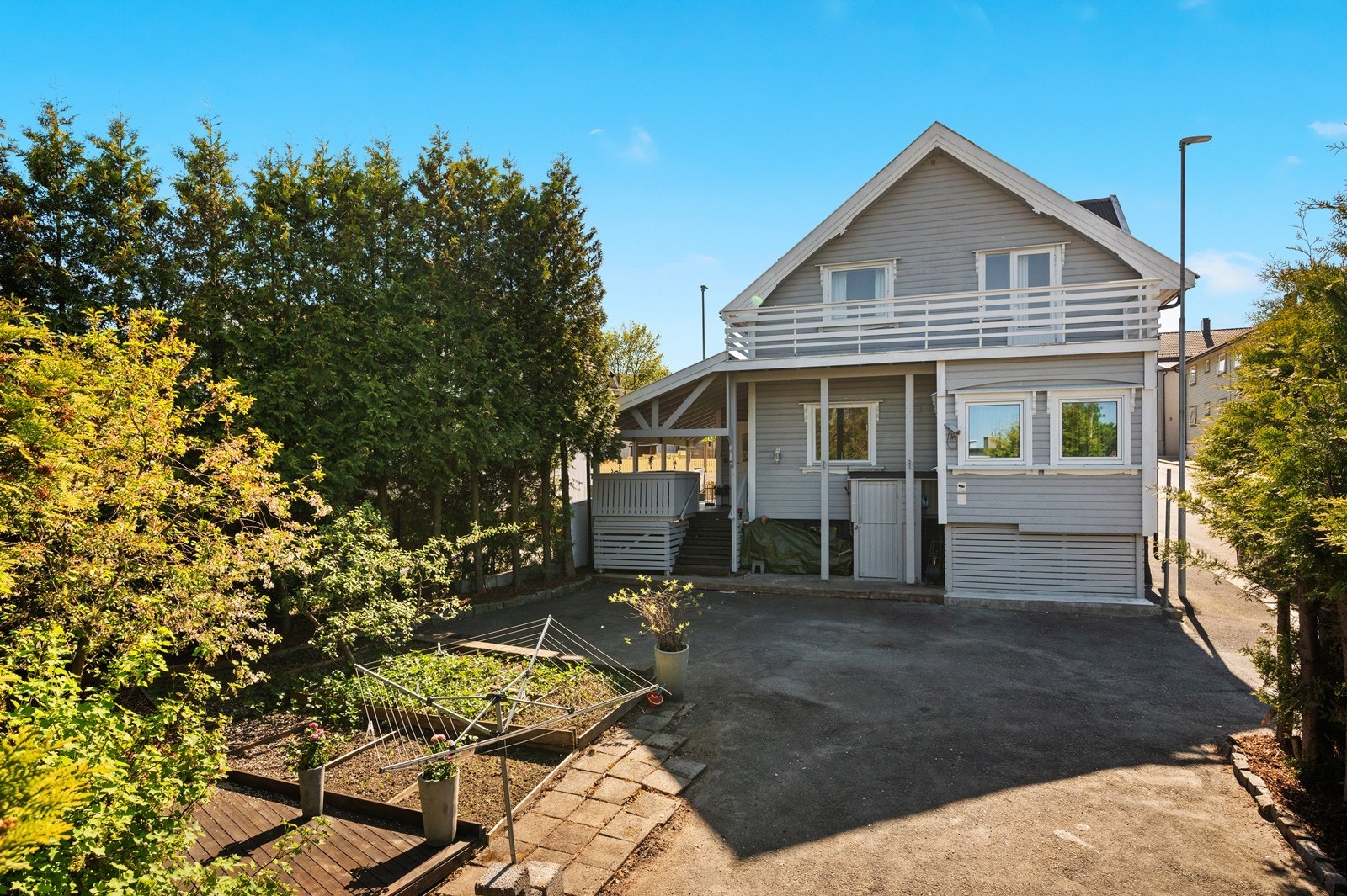 Enebolig beliggende meget sentralt i Sarpsborg sentrum. Her er det kort vei til det meste av fasiliteter, skole og barnehage. Galleribilde