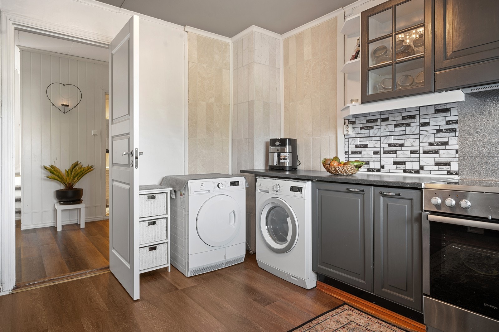 Det er opplegg for både vaskemaskin og oppvaskmaskin på kjøkkenet. Galleribilde