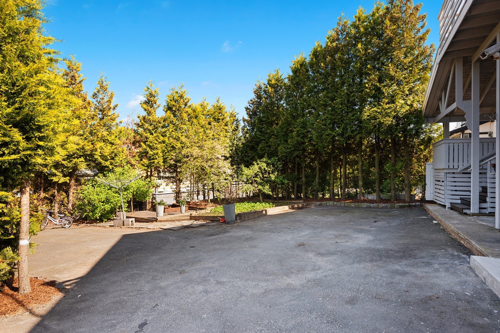 Stor gårdsplass med plass til flere biler. Galleribilde