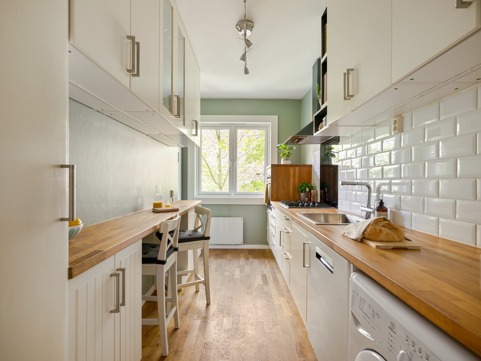 Kjøkkenet er raust og romslig som leiligheten ellers. Galleribilde