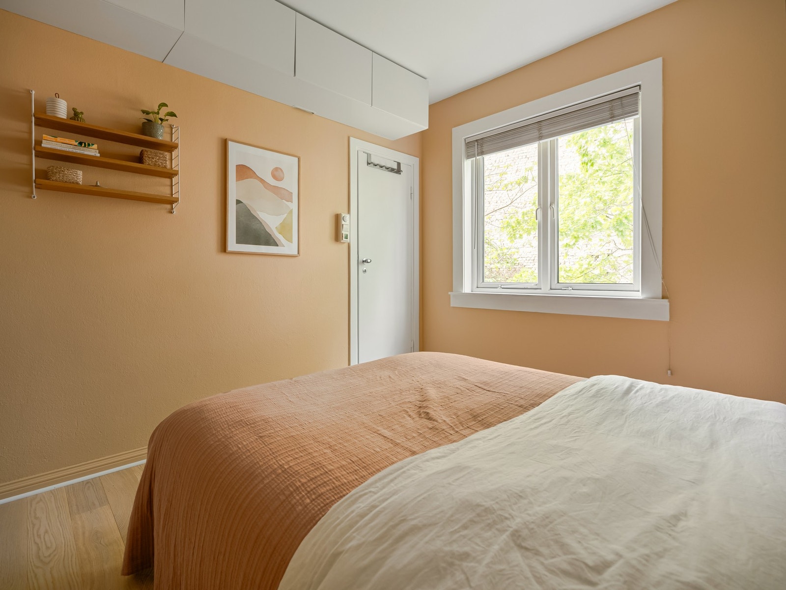 Stort og deilig soverom vendt inn mot bakgård. Ikke nok med at det er rolig, men det er ingen som ser inn heller. Galleribilde