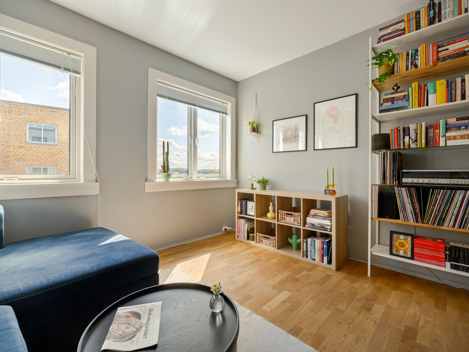 Er du glad i en raus sofa og et rom som innreder seg selv, har du det her. Alt har sin naturlige plassering slik at du kan bruke hjernecellene til noe helt annet. Galleribilde