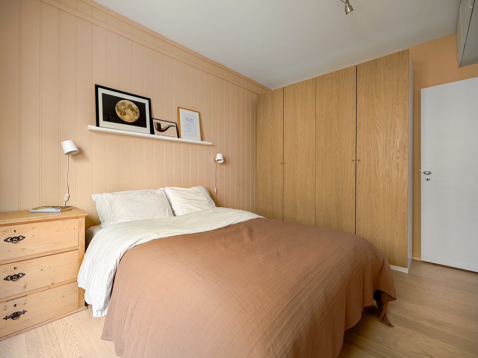 Du trenger ikke å være bekymret for oppbevaringsplass, for garderoben tar for seg rikelig. Galleribilde