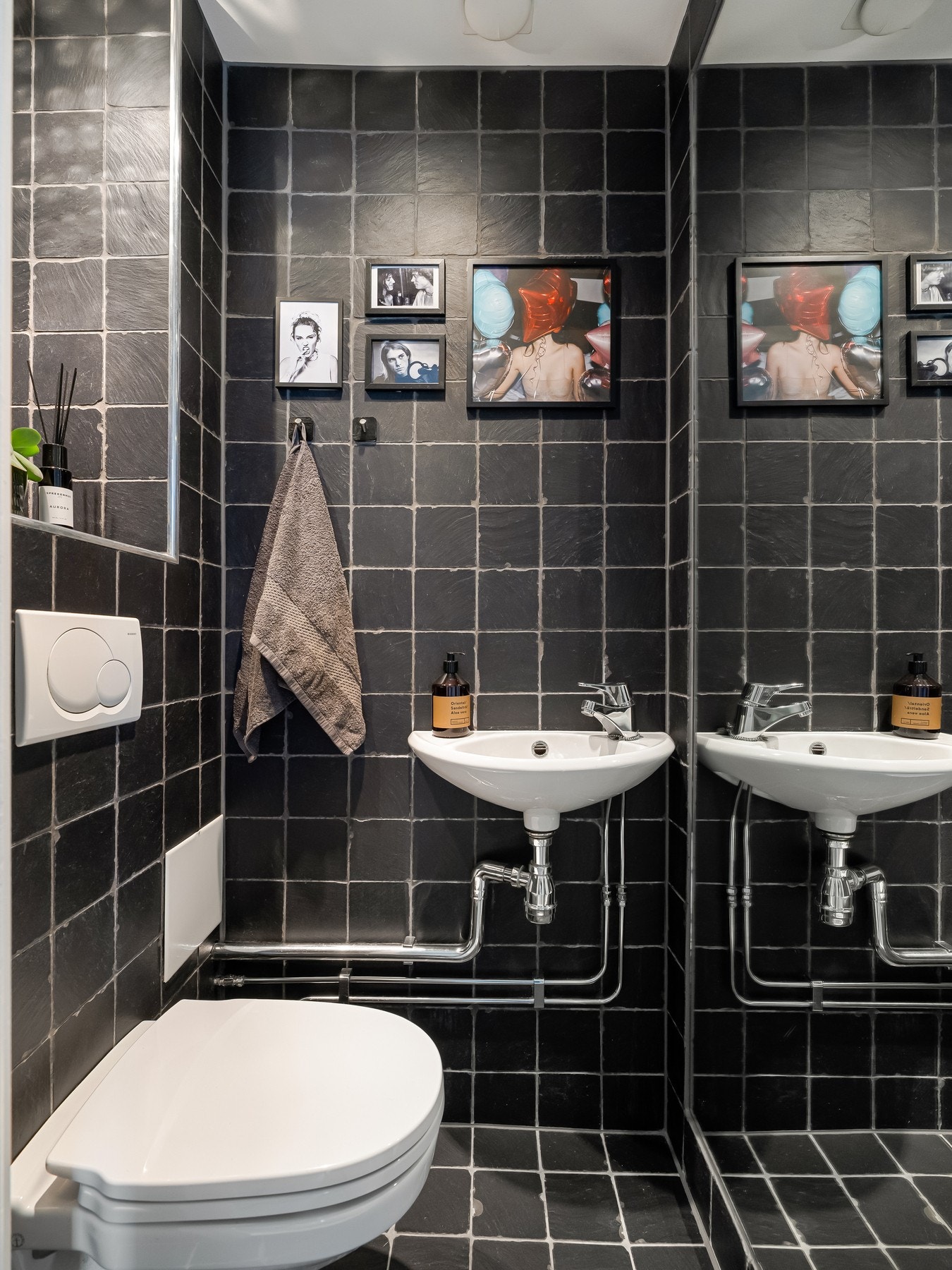 Separat toalett med adkomst fra entréen. Gjestene behøver altså ikke å titte innom badet engang - det får du ha i fred. Galleribilde