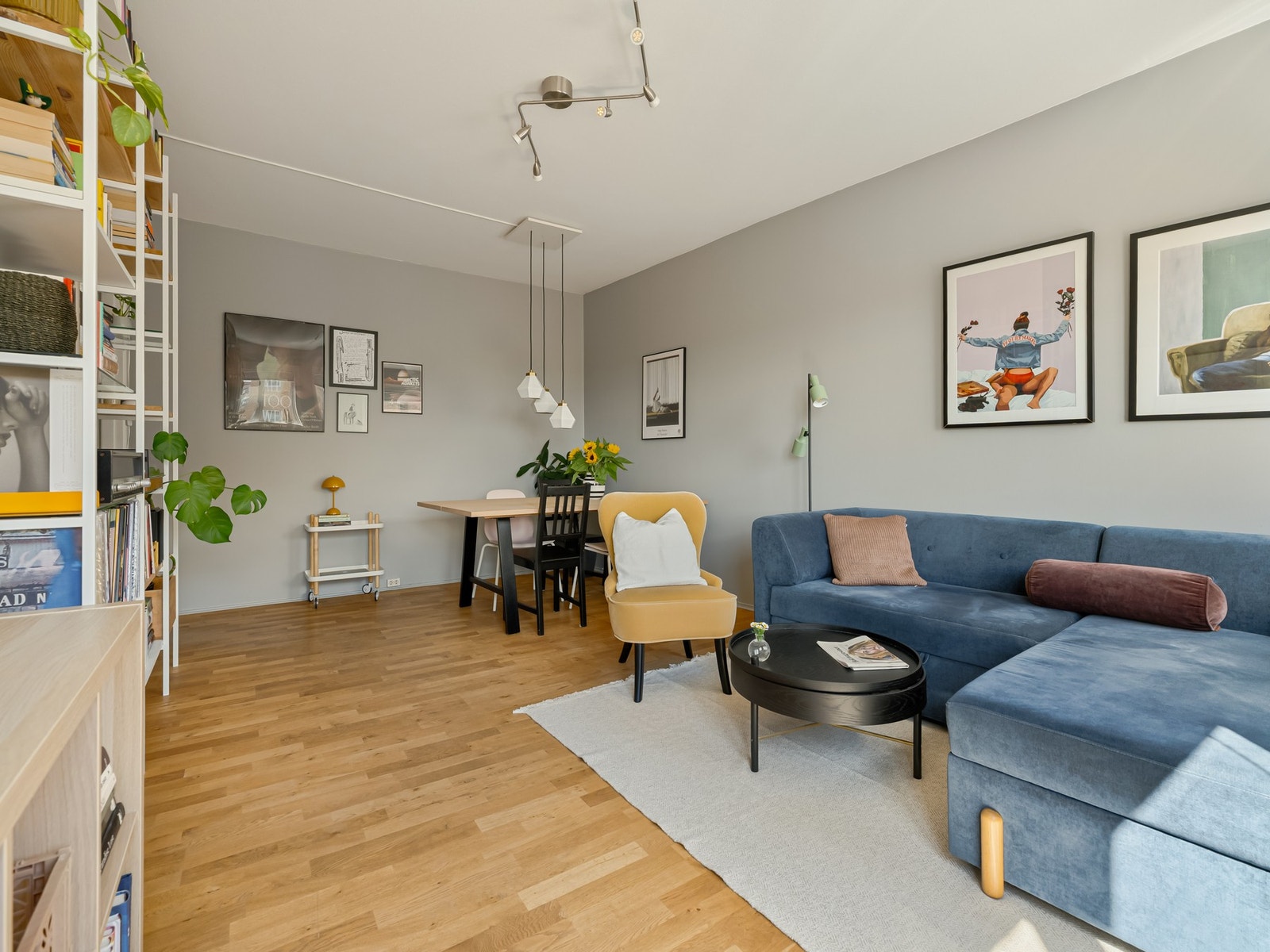 Dette er et godt rom å være i! Masse lys og plass til det du måtte behøve å ha i en stue. Galleribilde