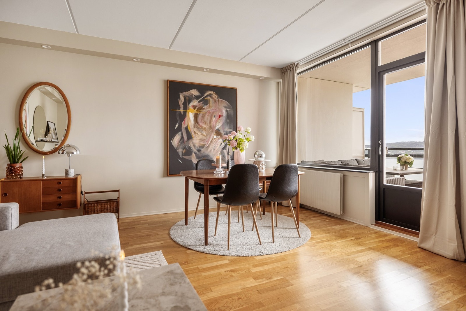 Moderne 2-roms leilighet med nydelig utsikt/solforhold. Balkong. Sentralvarme og varmtvann inkl Galleribilde