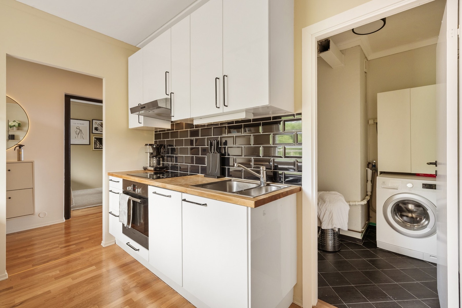 I tilknytning til kjøkkenet ligger et praktisk vaskerom med opplegg for vaskemaskin. Galleribilde