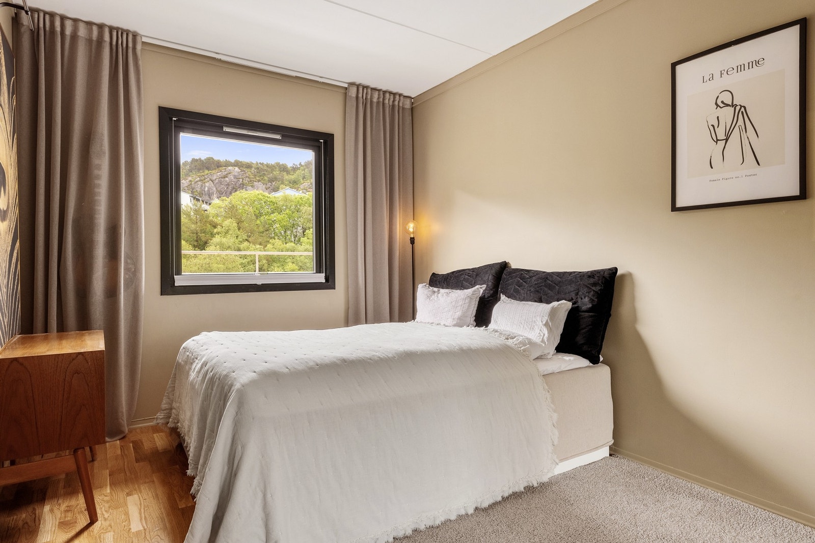 Innbydende soverom på hele 12,5 kvm med plass til dobbeltseng, nattbord og garderobeskap. Galleribilde