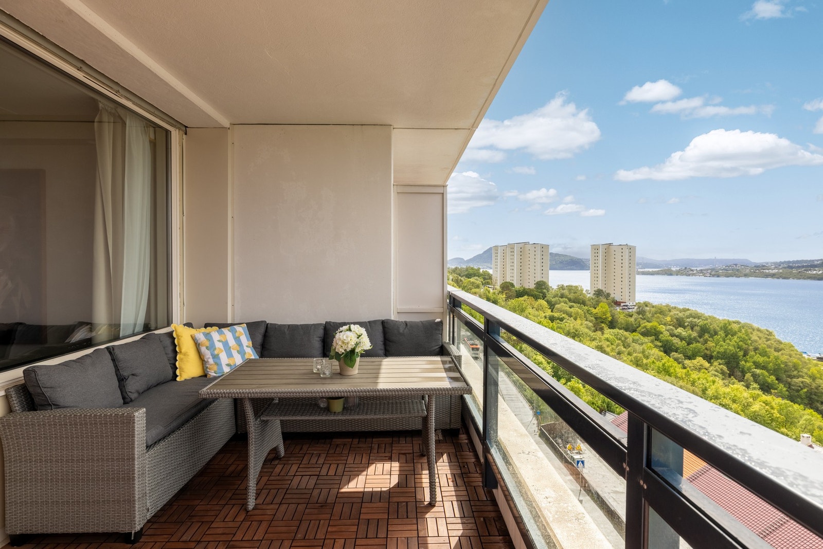 Det er god plass til å møblere med en stor sittegruppe. Galleribilde