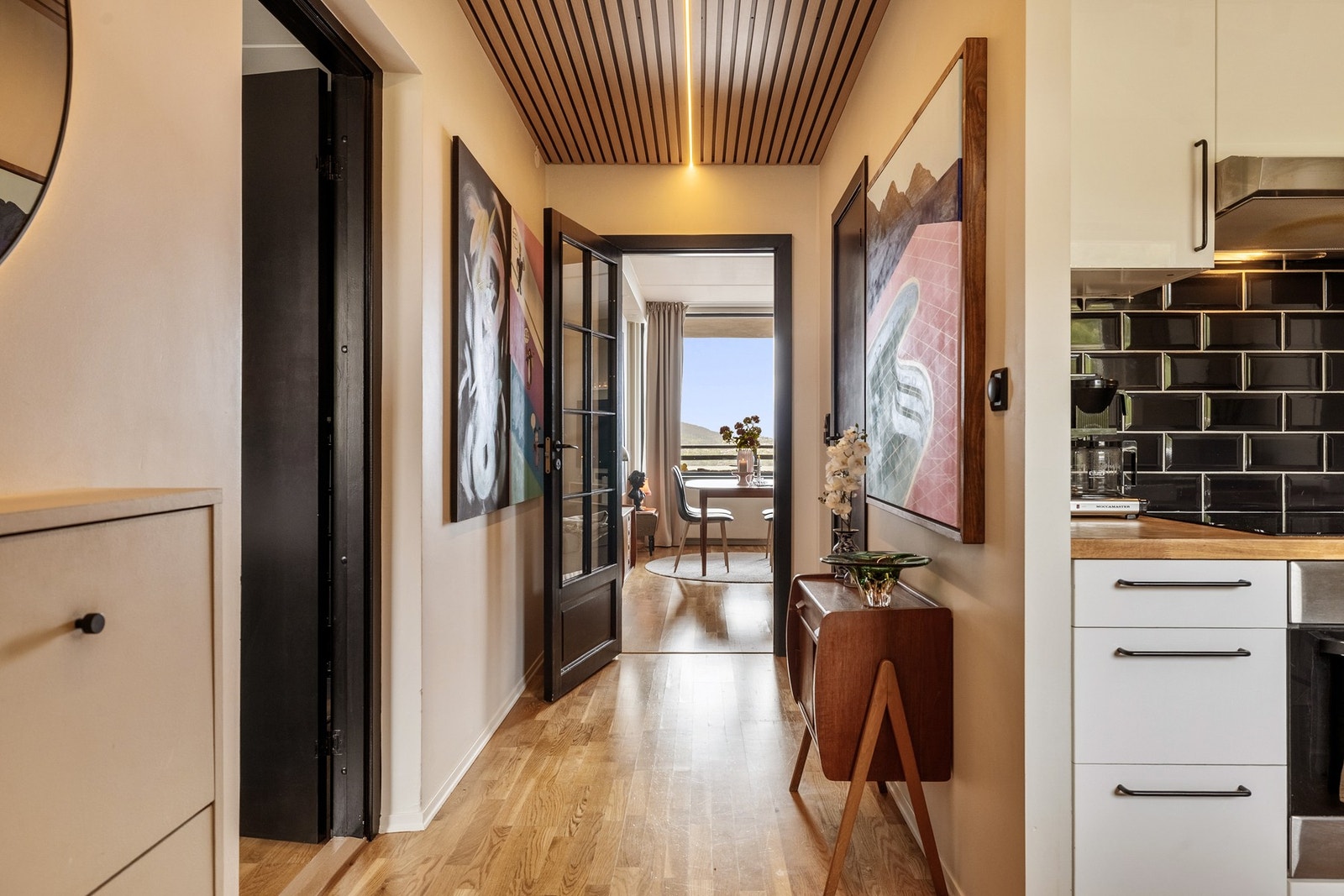 Her er det godt med plass til både oppbevaring av yttertøy og sko. Galleribilde