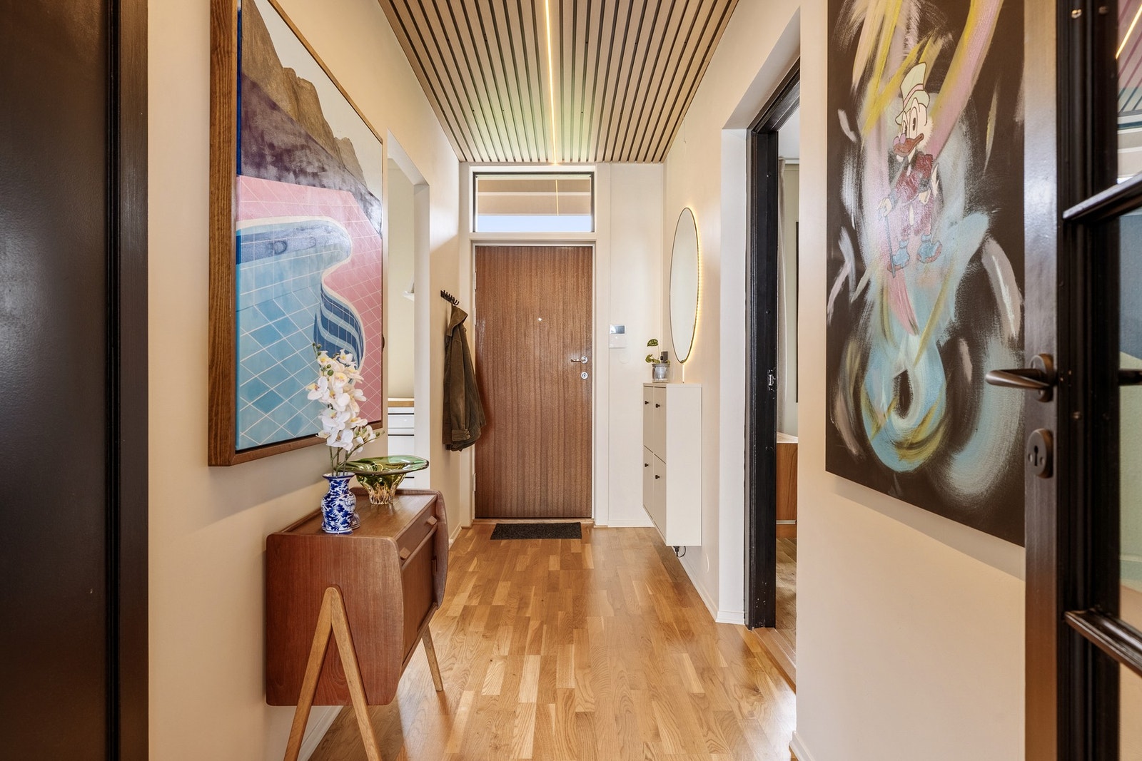 Velkommen inn i en romslig entré på ca. 6 kvm. Galleribilde