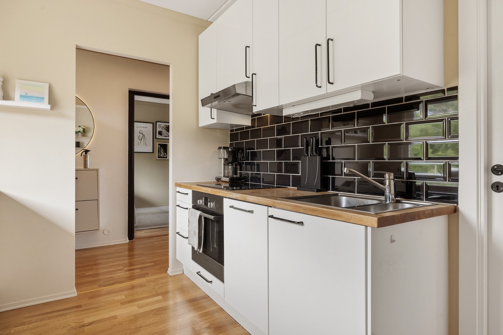 Kjøkkenet er utstyrt med integrerte hvitevarer som platetopp, stekeovn og oppvaskmaskin, samt frittstående kjøle-/fryseskap. Galleribilde