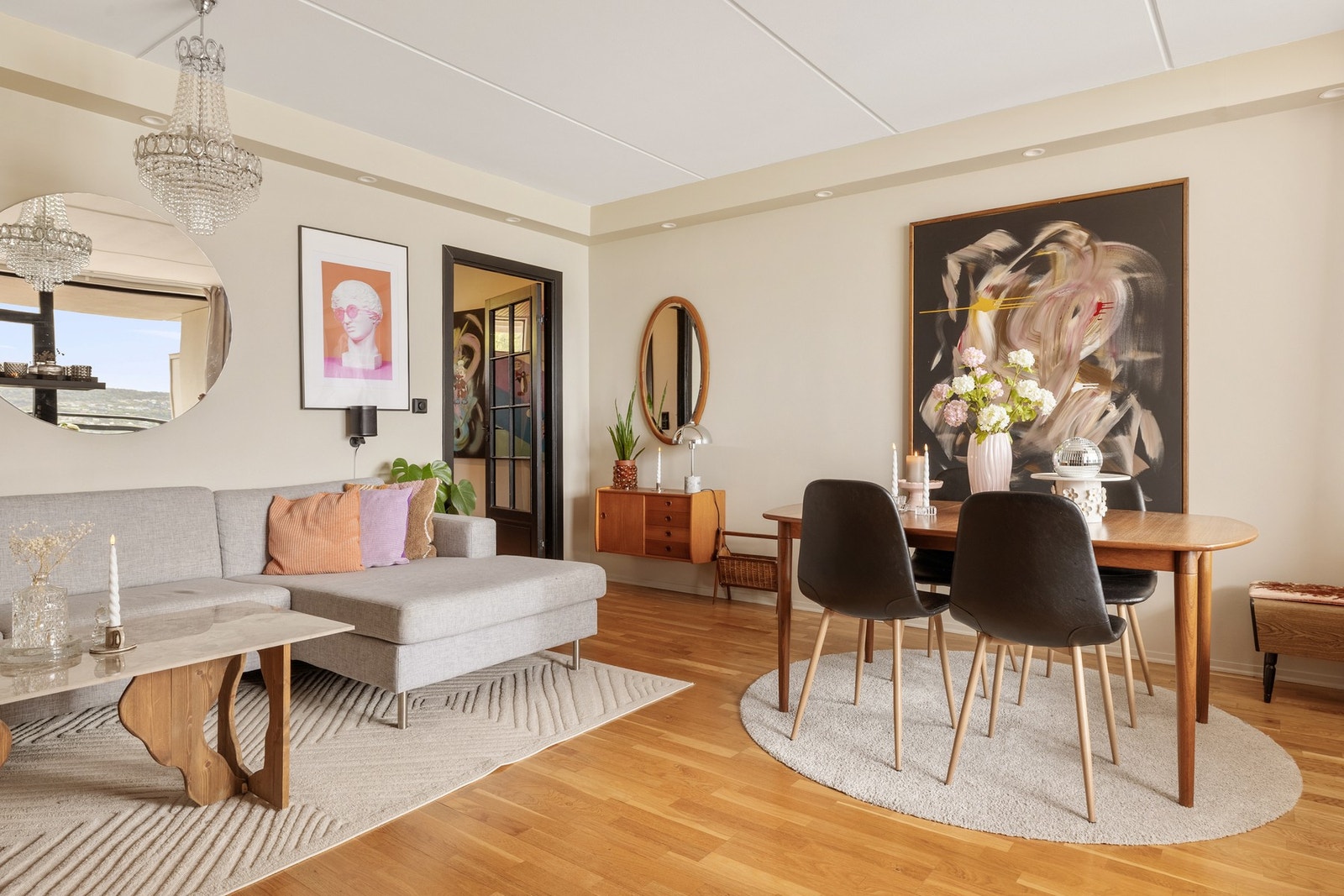 Stuen er møbleringsvennlig og har plass til både sofagruppe og spisebord. Galleribilde