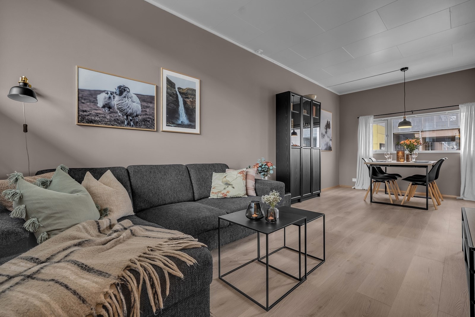 Leiligheten har praktisk planløsning med god plass til møblering Galleribilde