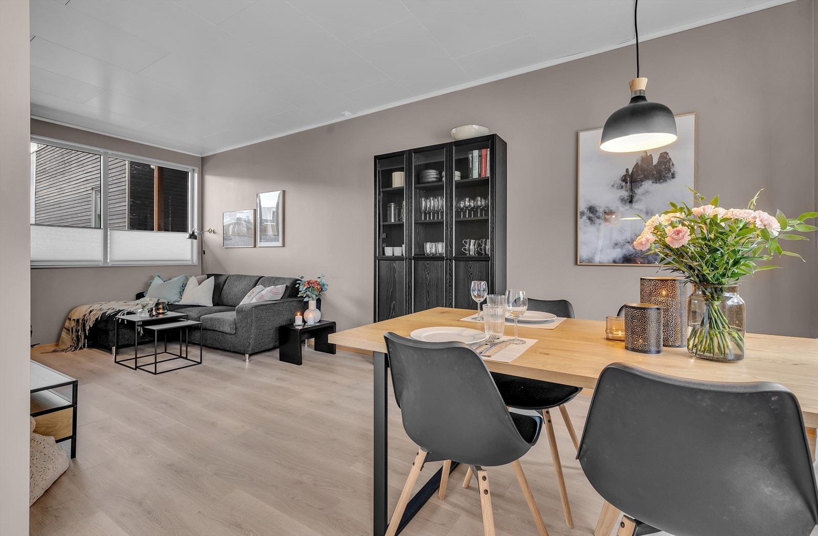 God plass til spisebord. Stue og kjøkken med godt gjennomlys Galleribilde