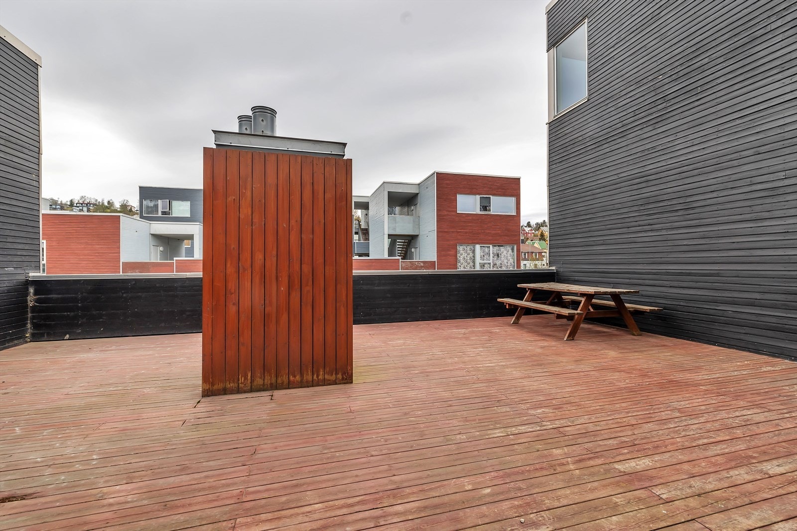 Ved inngangen til leiligheten har man felles terrasse Galleribilde
