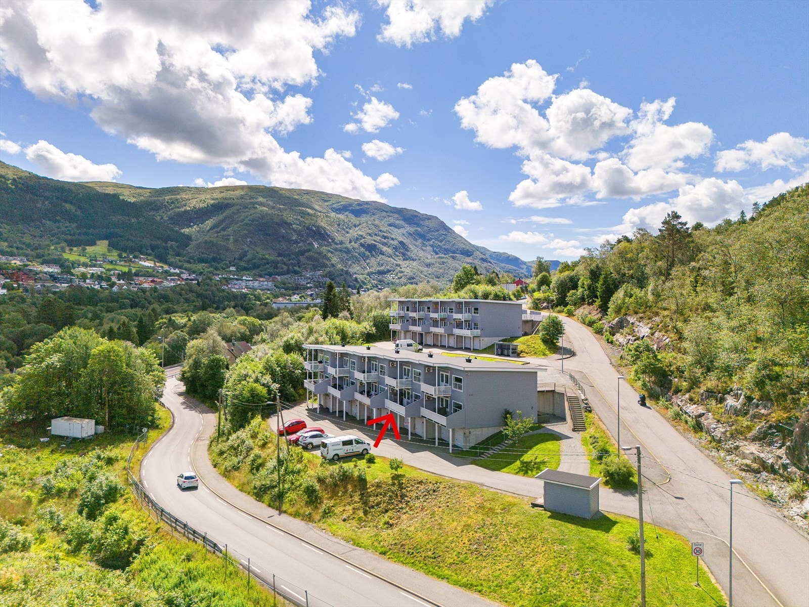 Leiligheten ligger i høy 1 etasje med trappefri adkomst. Garasje og gode p-forhold. Galleribilde
