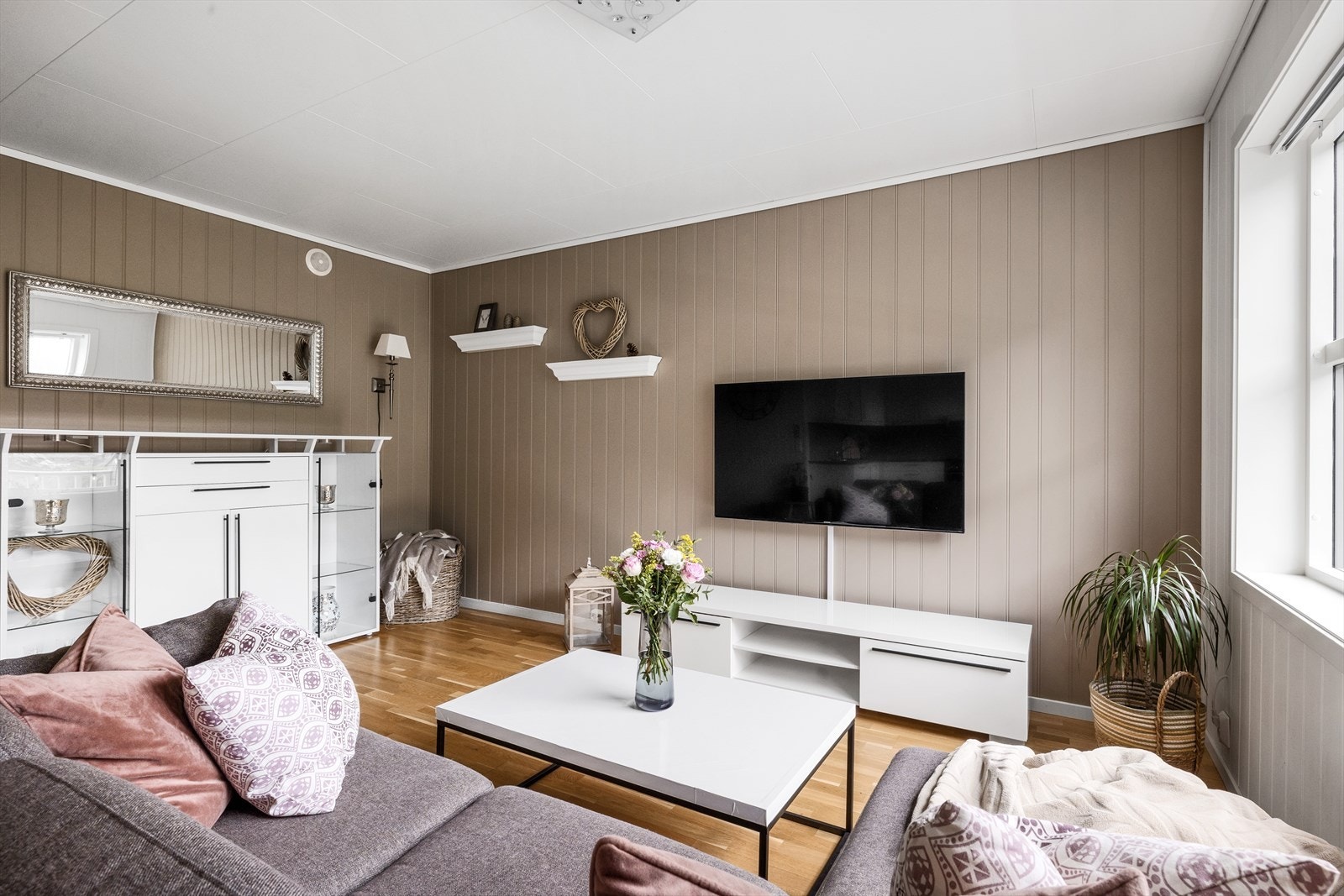 Stuen er gjort i tidløse farger, og sørger for en behagelig romfølelse. Galleribilde