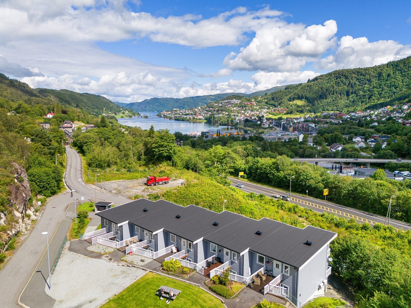 Leiligheten ligger i høy 1 etasje med trappefri adkomst. Garasje og gode p-forhold. Galleribilde