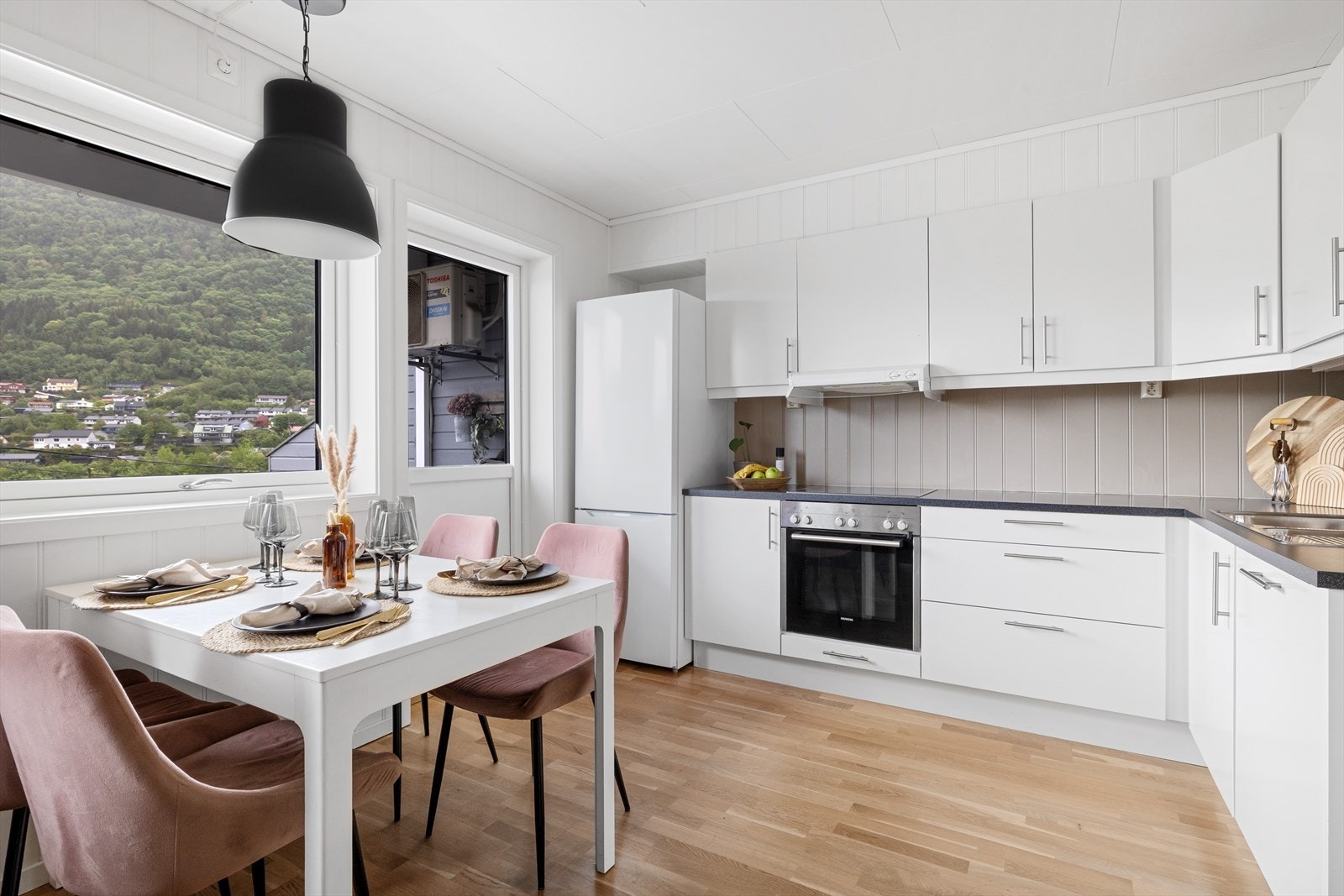 Kjøkkeninnredningen består av glatte fronter og laminat benkeplate. Galleribilde
