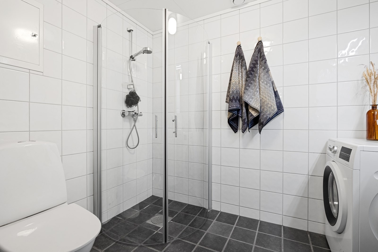 Helfliset bad med varmekabler i gulv. Galleribilde