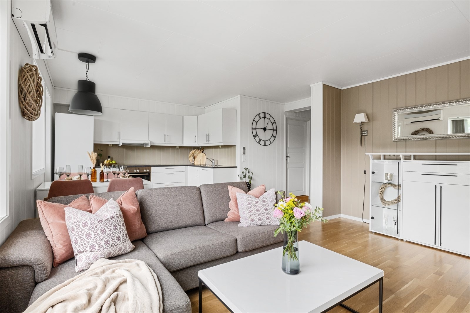 Varmepumpe er montert i stuen, perfekt for kaldere dager. Galleribilde