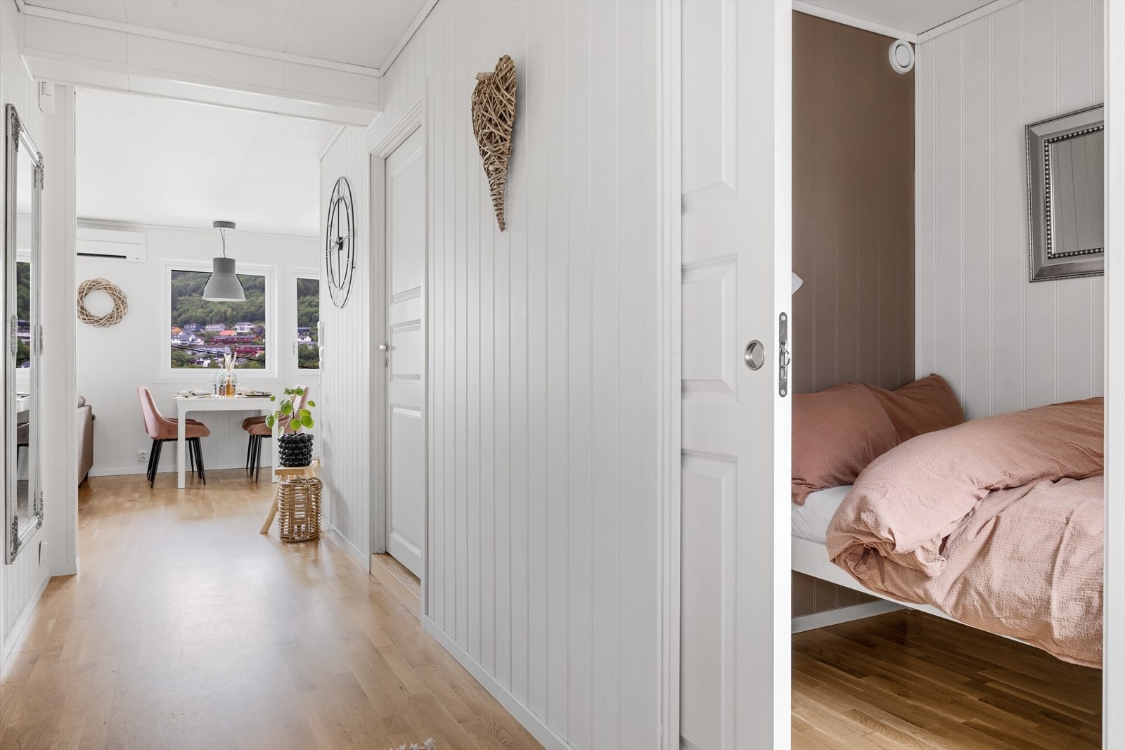 Fra gangen er det også adkomst til gjesterom/kontor. Praktisk skyvedør. Galleribilde