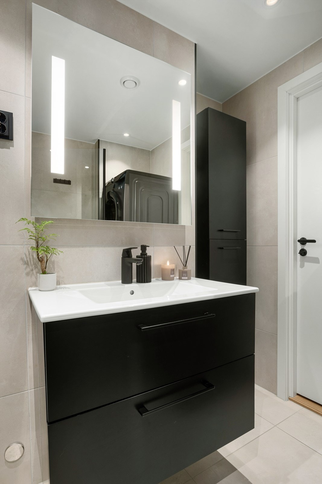 Badet har lekre fliser og varmekabler i gulv Galleribilde