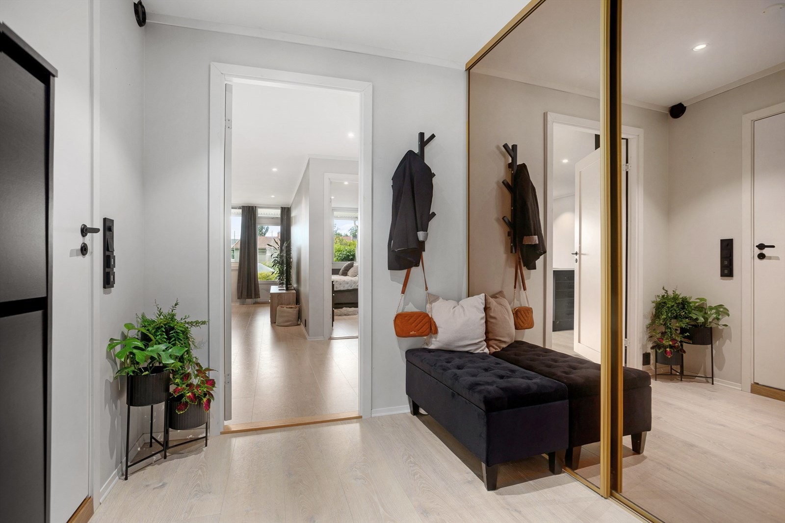 Praktisk skyvedørsgarderobe med gode oppbevaringsmuligheter Galleribilde