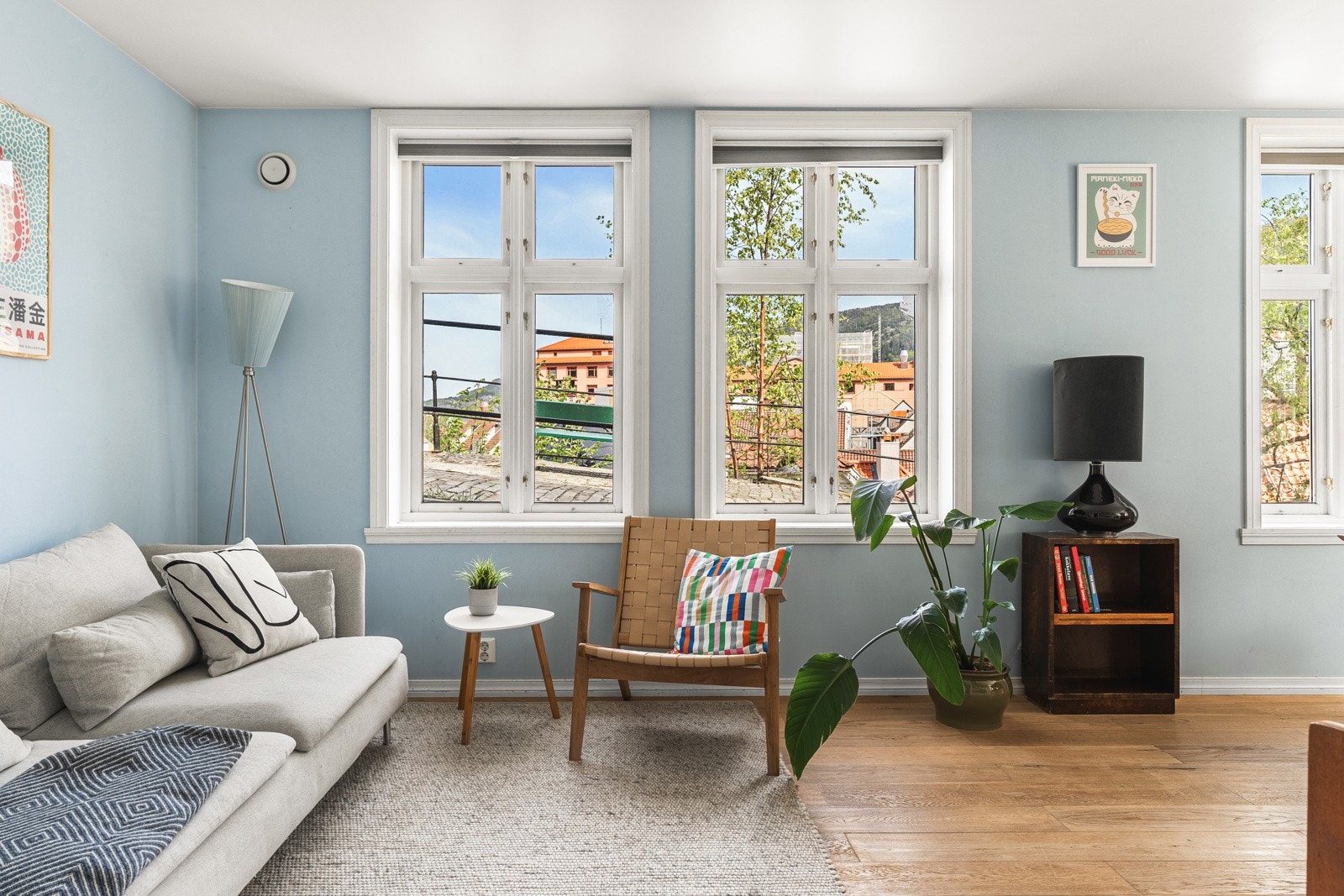 Store vindusflater slipper inn rikelig med naturlig lys til rommet. Galleribilde