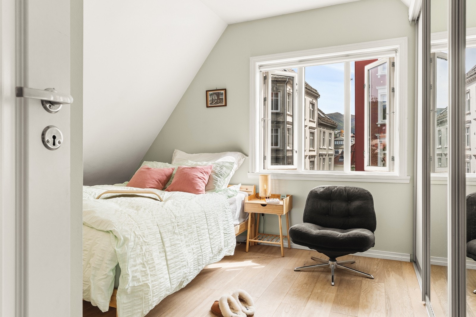 Hovedsoverommet er innredet med en romslig skyvedørsgarderobe. Galleribilde