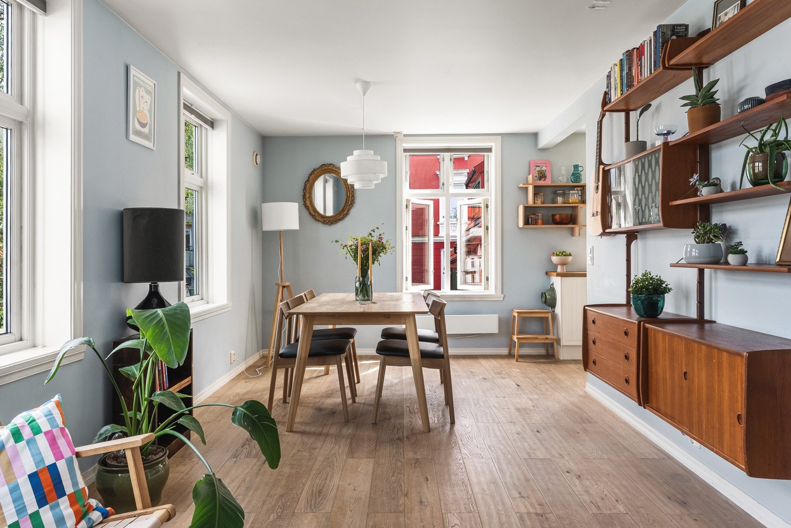 Boligen ligger i et populært og sentralt område, og fremstår med gjennomgående god standard. Galleribilde