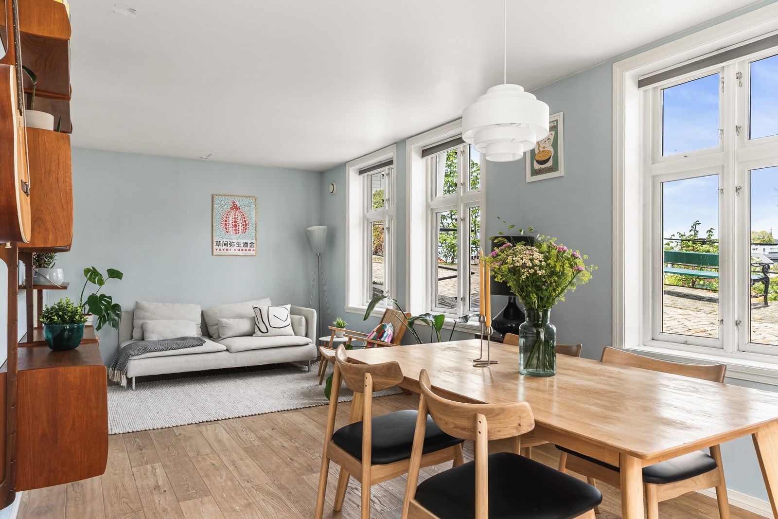 Her er det god plass til spisebord i tillegg til sofagruppe/mediasone. Galleribilde