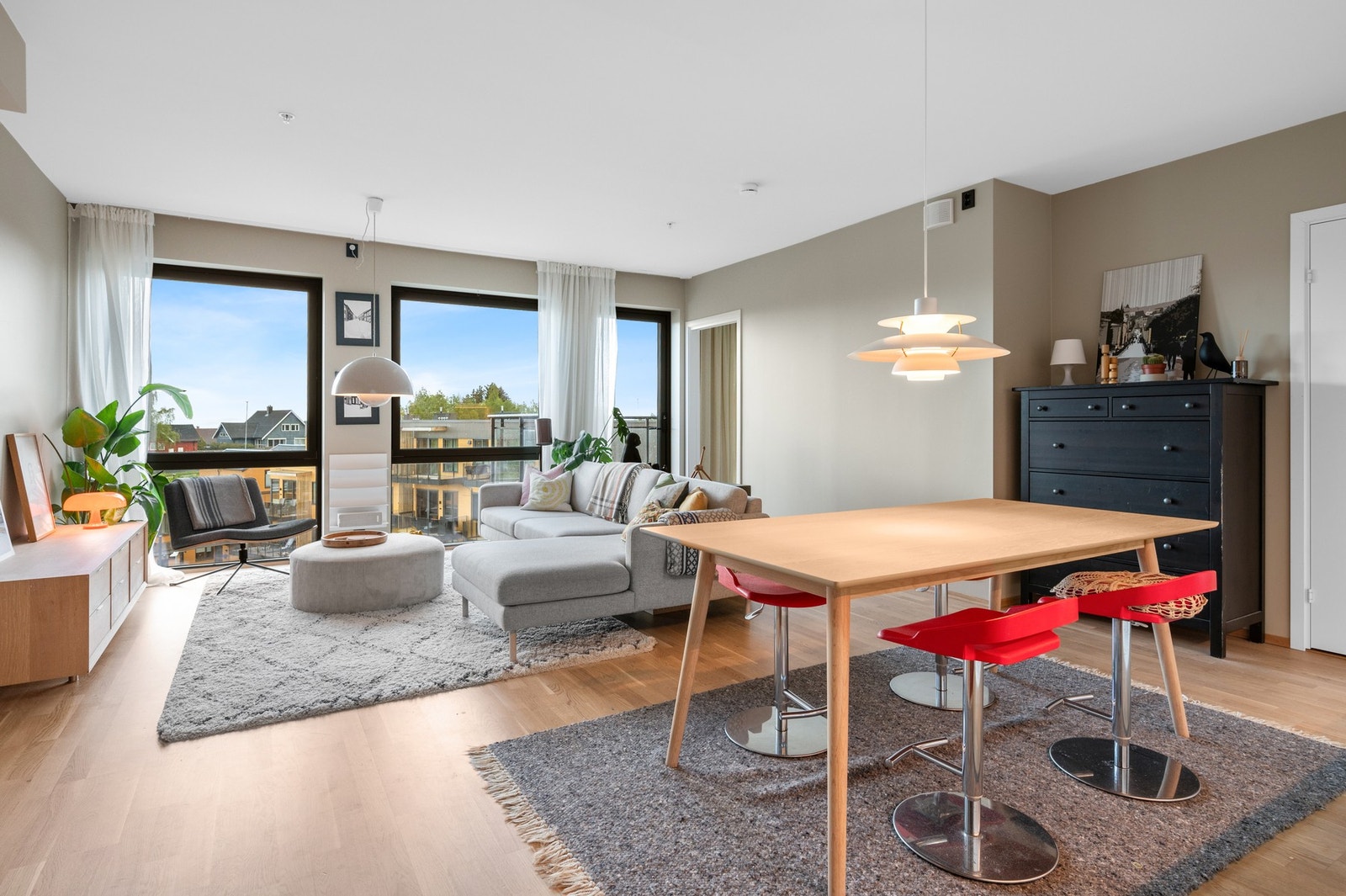 Her har du en åpen stue-/kjøkkenløsning på hele 33,5 kvm. Galleribilde