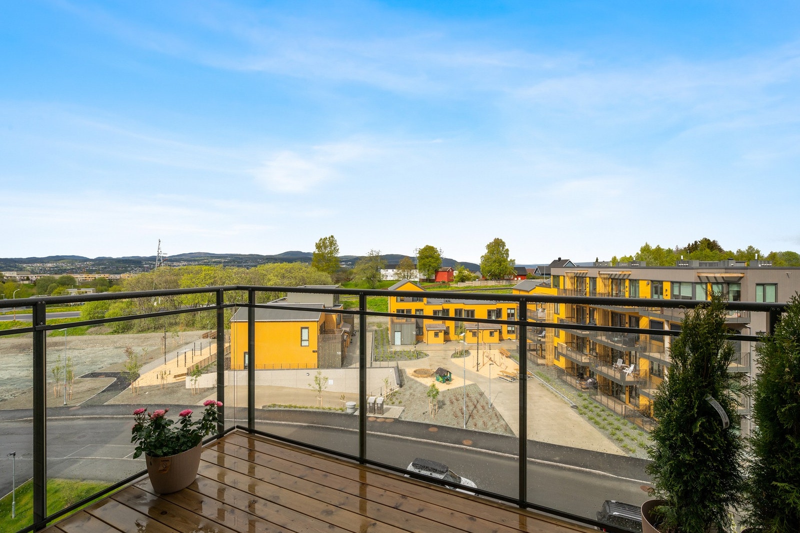 Balkongen er på hele 8 kvm og har gode solforhold og pen utsikt mot Byåsen! Galleribilde