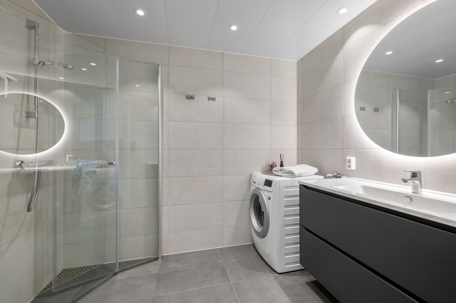 Pent og moderne flislagt bad på 5 kvm. Galleribilde