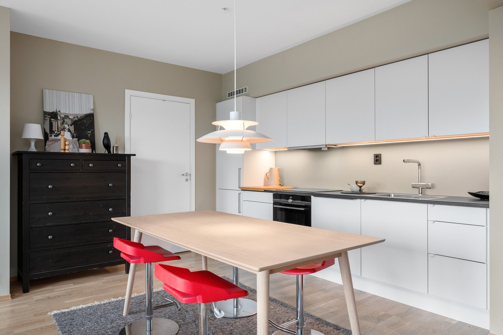 Det er integrert platetopp, stekovn, kjøl/fryseskap og oppvaskmaskin. Galleribilde