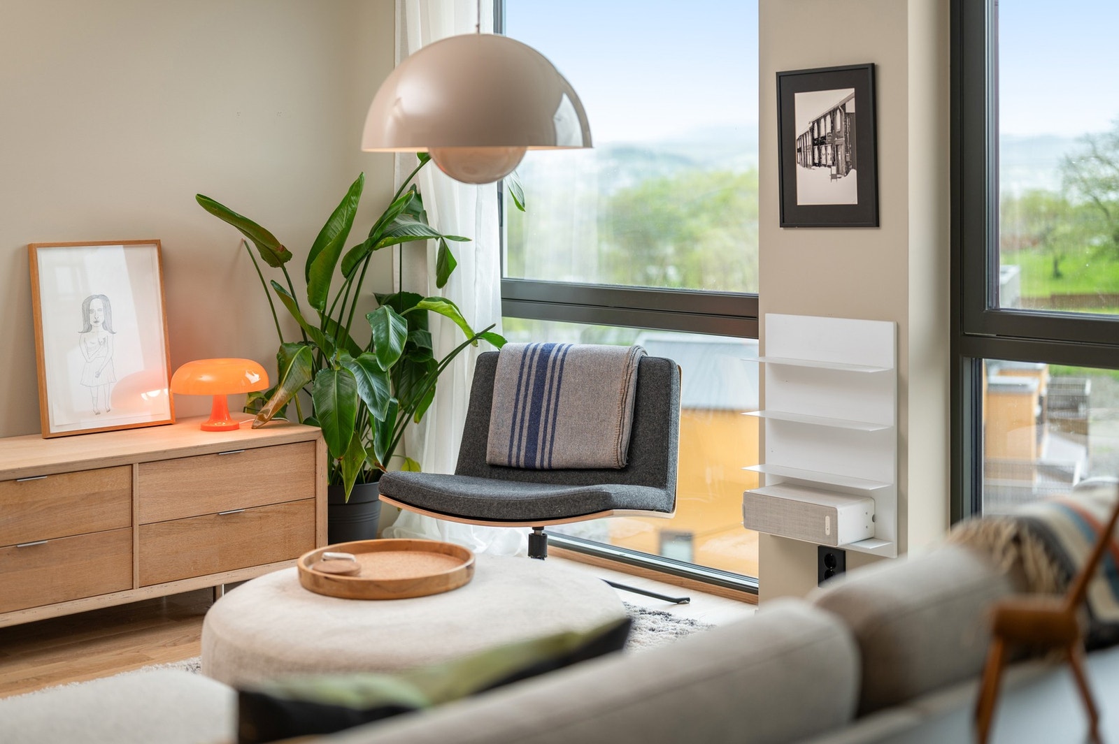 De store vindusflatene gir rikelig med naturlig lyssinslipp Galleribilde