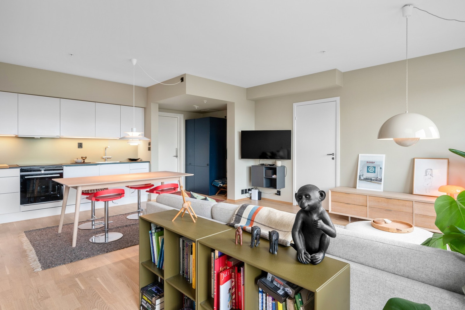 Leiligheten er malt i en moderne og tidløs farge, og har parkett på gulvet. Galleribilde