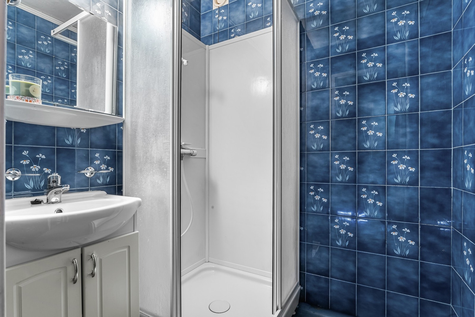 Badet fremstår med eldre standard og har behov for oppgradering, men gir et godt utgangspunkt for å tilpasse etter egne ønsker. Galleribilde