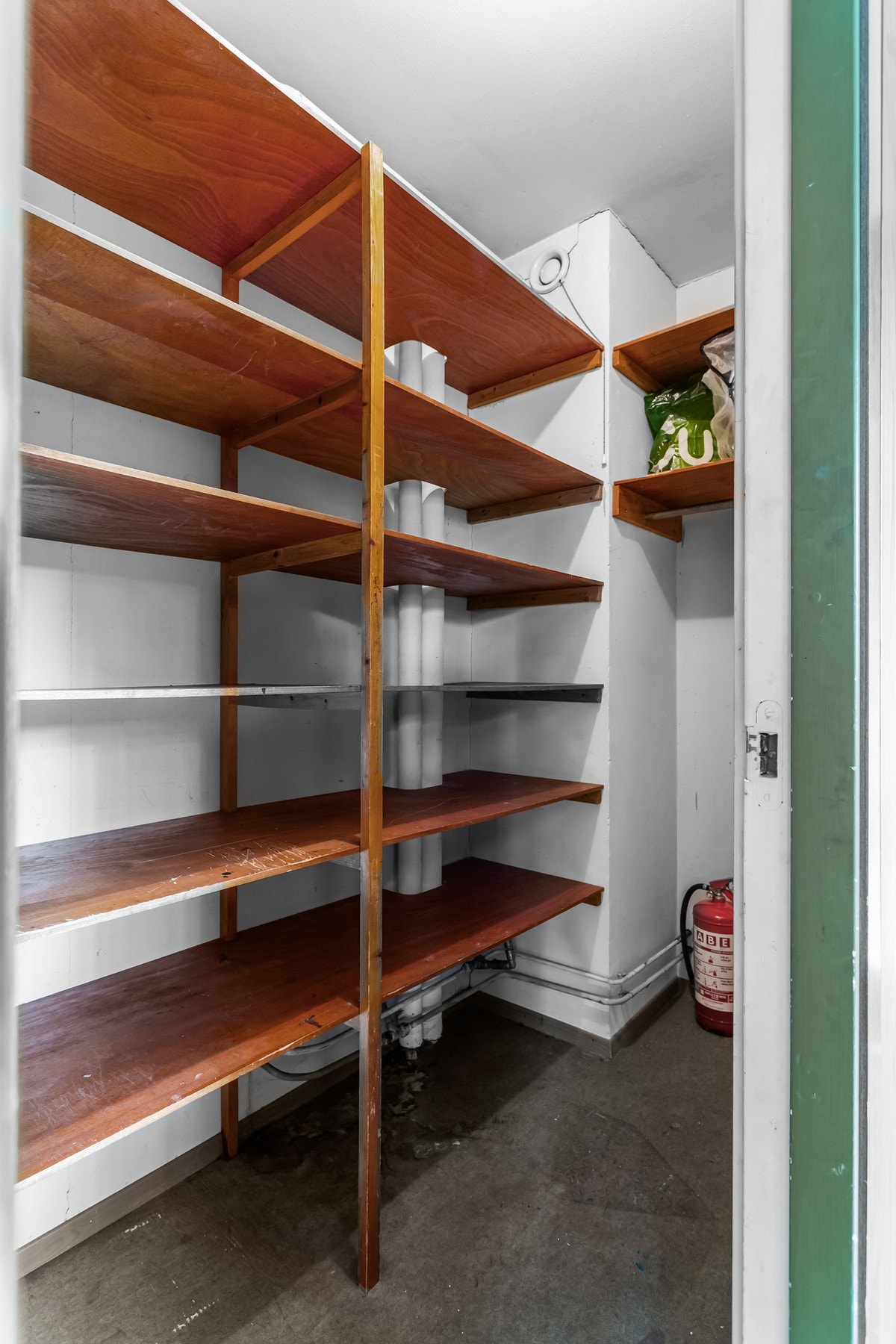 Leiligheten har i dag en praktisk innvendig bod. I tillegg disponerer boligen en kjellerbod. Galleribilde