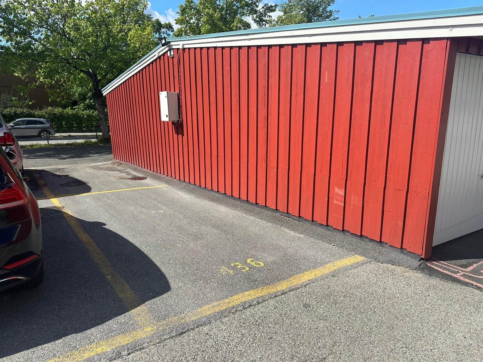 Med boligen følger parkeringsplass P-436. Det er ellers godt med kommunale ladeplasser i området. Galleribilde