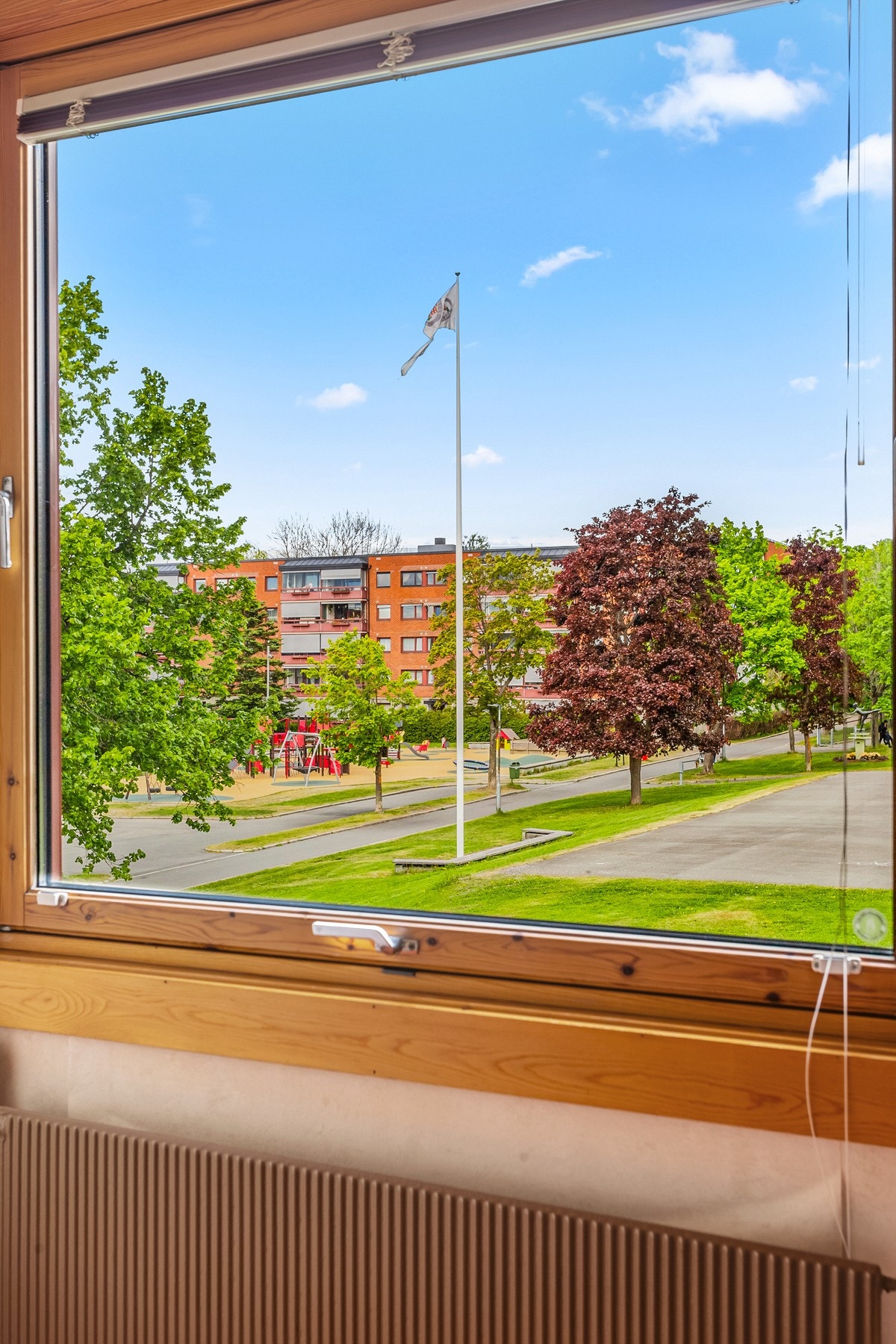 Utsyn ned mot lekeplassen fra leiligheten. Galleribilde