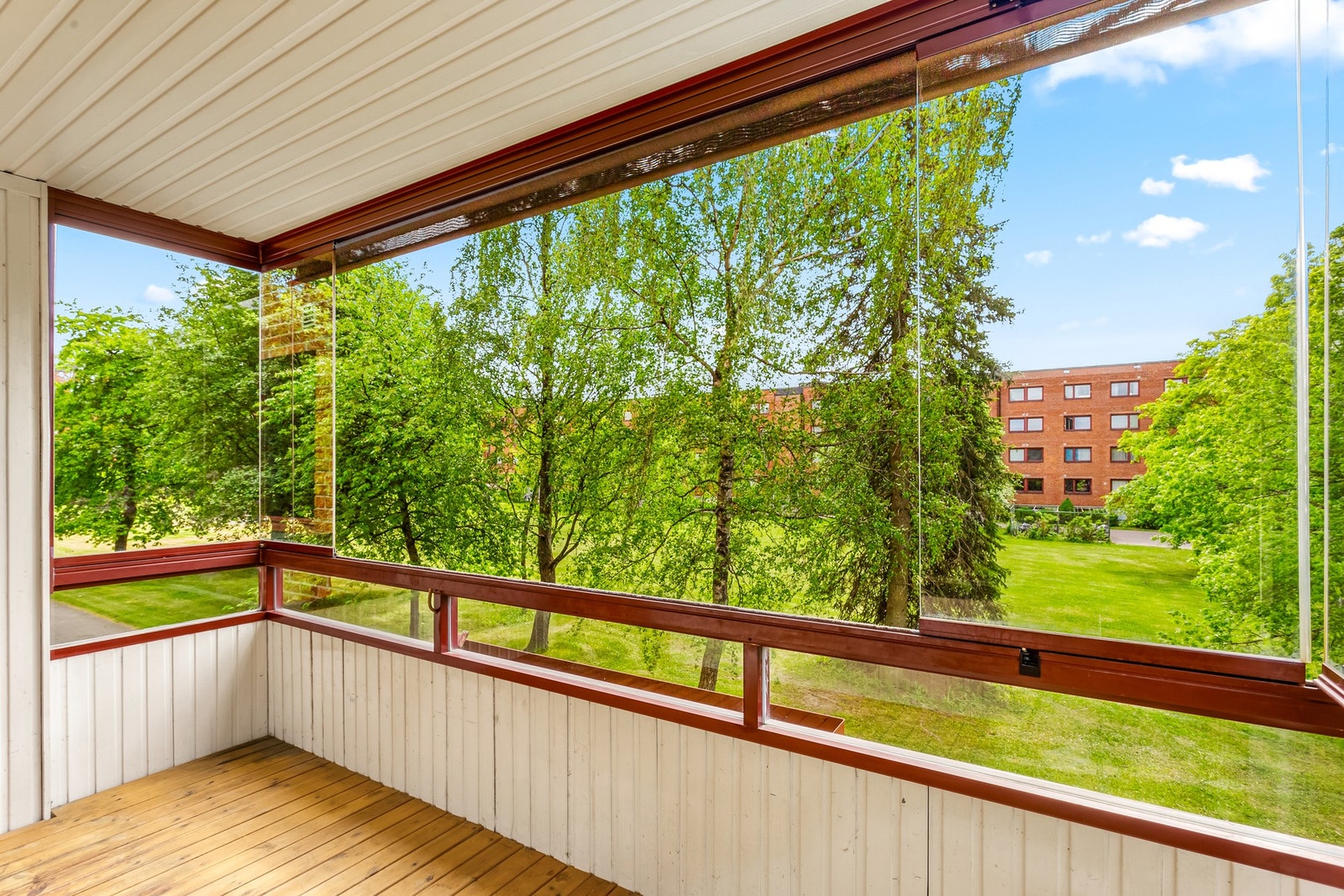 Fra stuen er det utgang til en stor innglasset balkong på 7,3 kvm. Innglassingen kan skyves til side slik at sol og luft slipper inn. Galleribilde