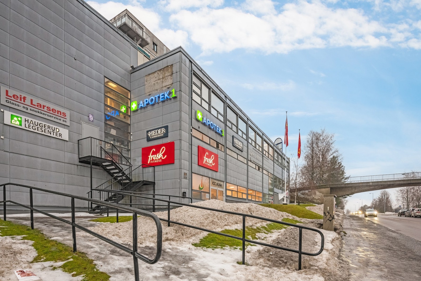 Gangavstand til Haugerud senter med bl.a. matbutikk, frisør, Fresh fitness, lege og T-banens linje 2 og drosjeholdeplass. Galleribilde